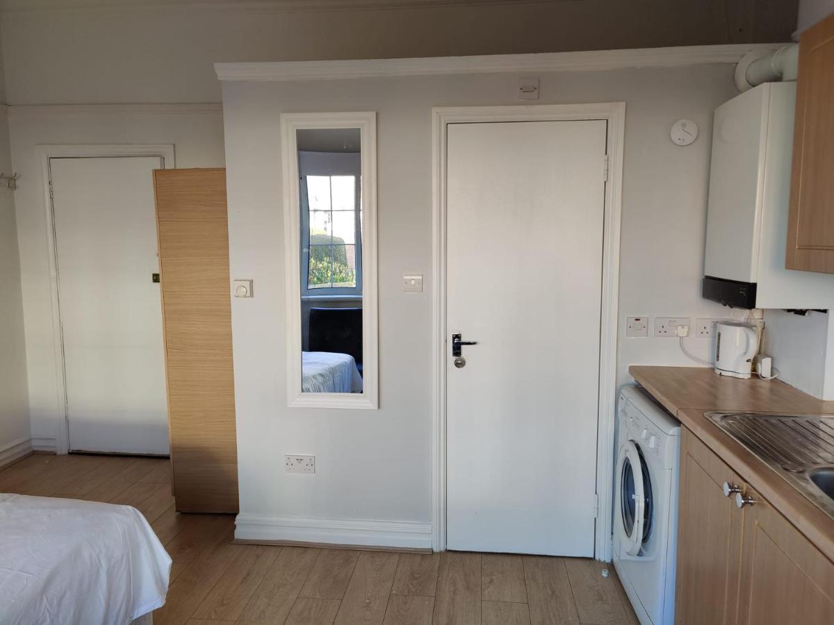 Appartamento Studio On Golders Green Road Londra Esterno foto