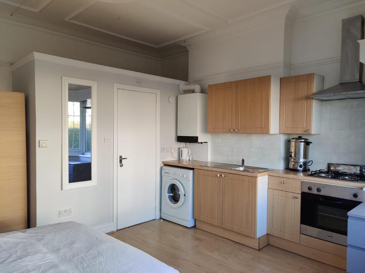 Appartamento Studio On Golders Green Road Londra Esterno foto